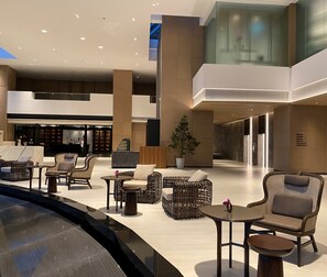 2 bars/lounges, poolside bar, beach bar - Hilton Hua Hin Resort & Spa (Hua Hin)