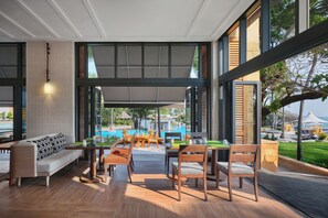 Desayuno buffet todos los días (con cargo) 