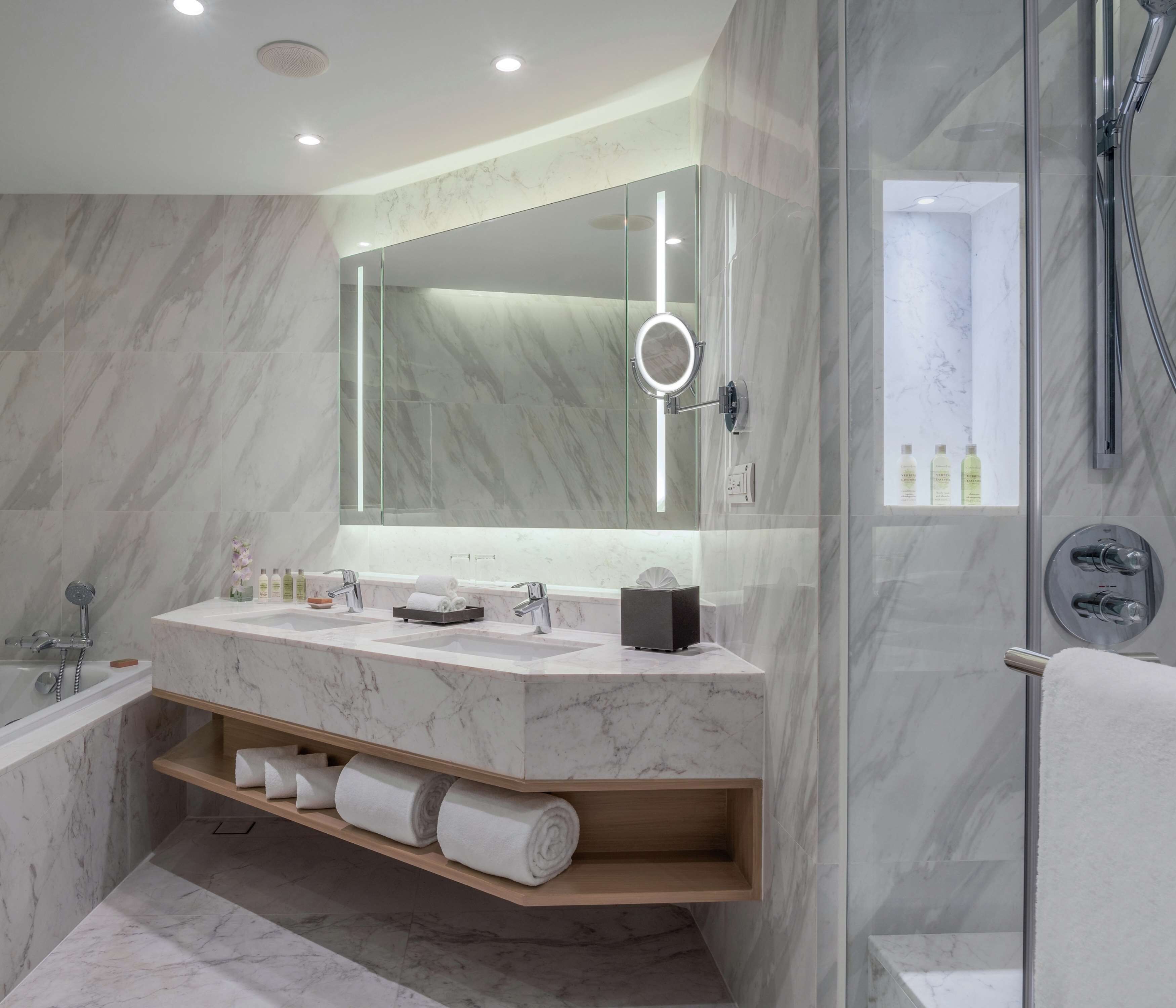 Articles de toilette gratuits, sèche-cheveux, peignoirs, chaussons