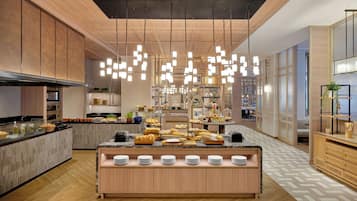 每日供應吃到飽早餐 (每人 THB942)