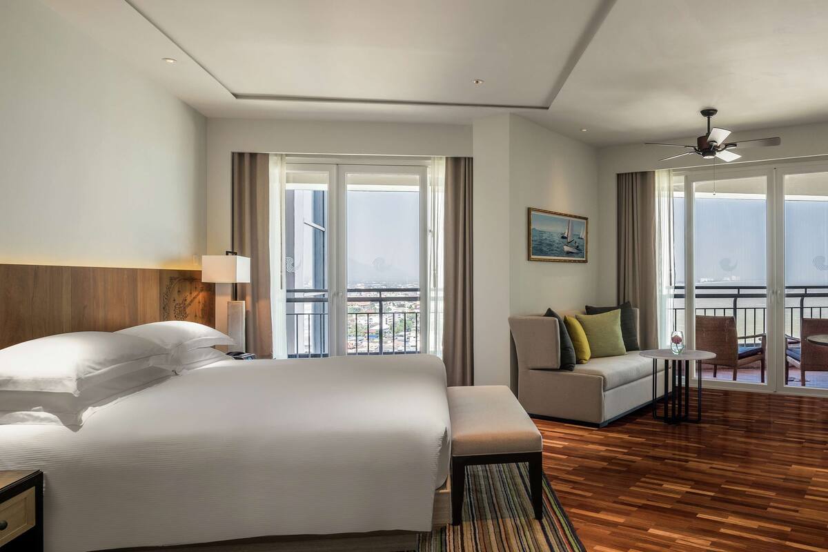 Junior Room, 1 King Bed, Club Lounge Access (Executive) | Living area
