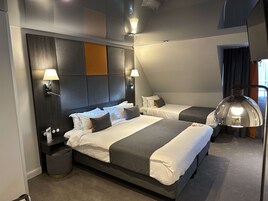 Ropa de cama de alta calidad y minibar 