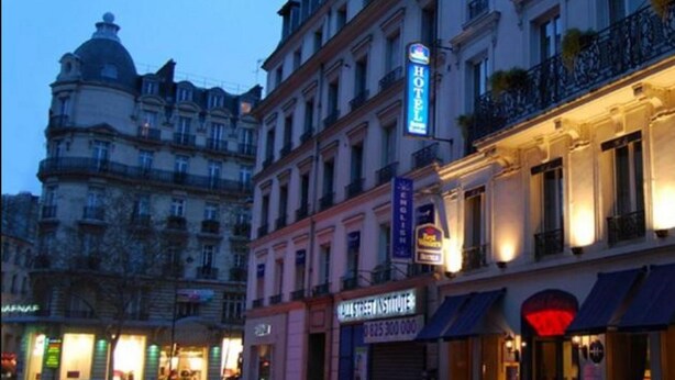 Un hotel con fachada clásica europea, varios pisos y balcones.