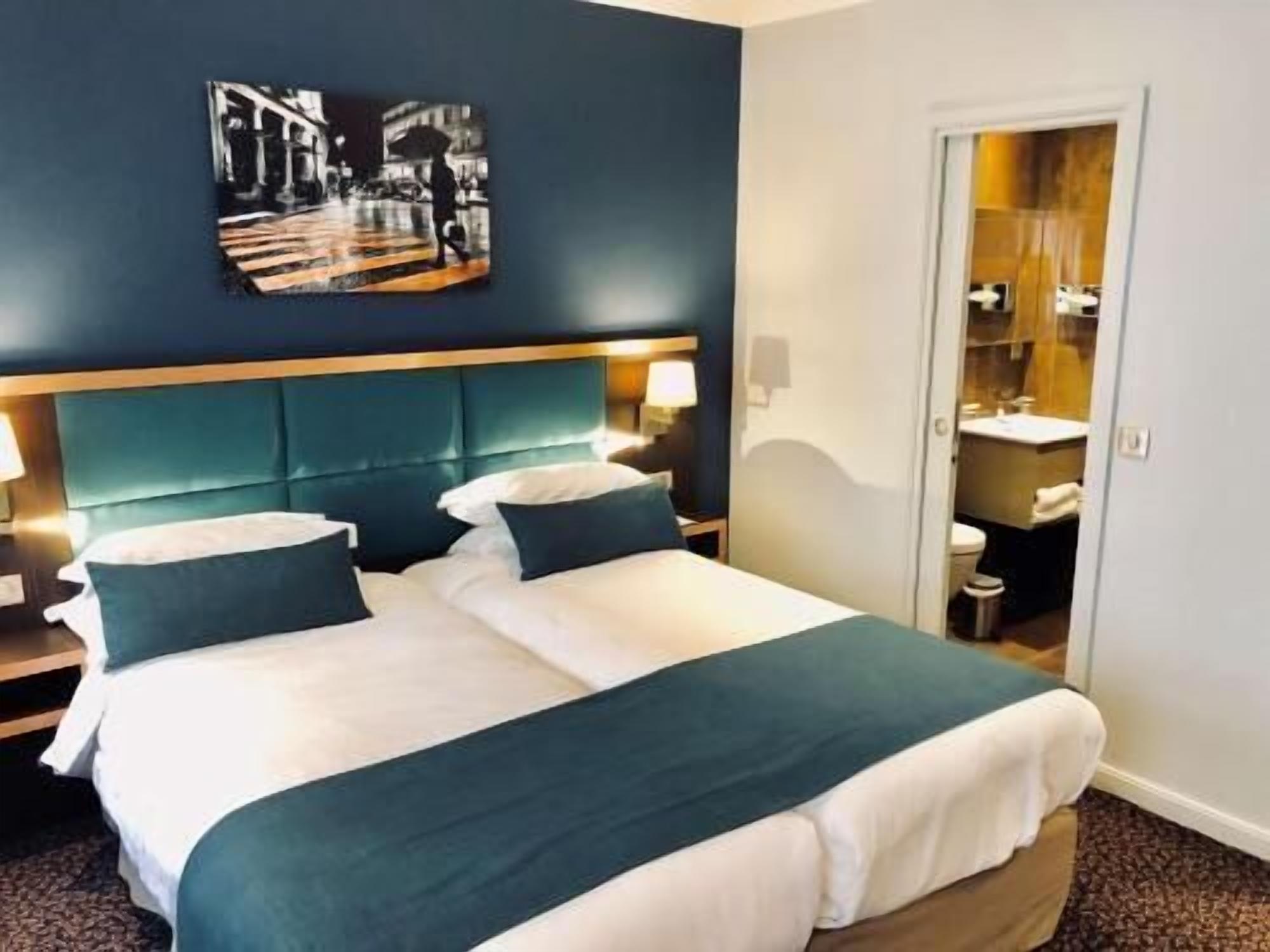 Ropa de cama de alta calidad y minibar 