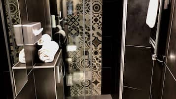Designer toiletartikelen, een haardroger, handdoeken, zeep
