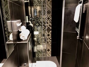 Designer toiletries, hair dryer, towels, soap - Best Western Empire Elysees (Paris)