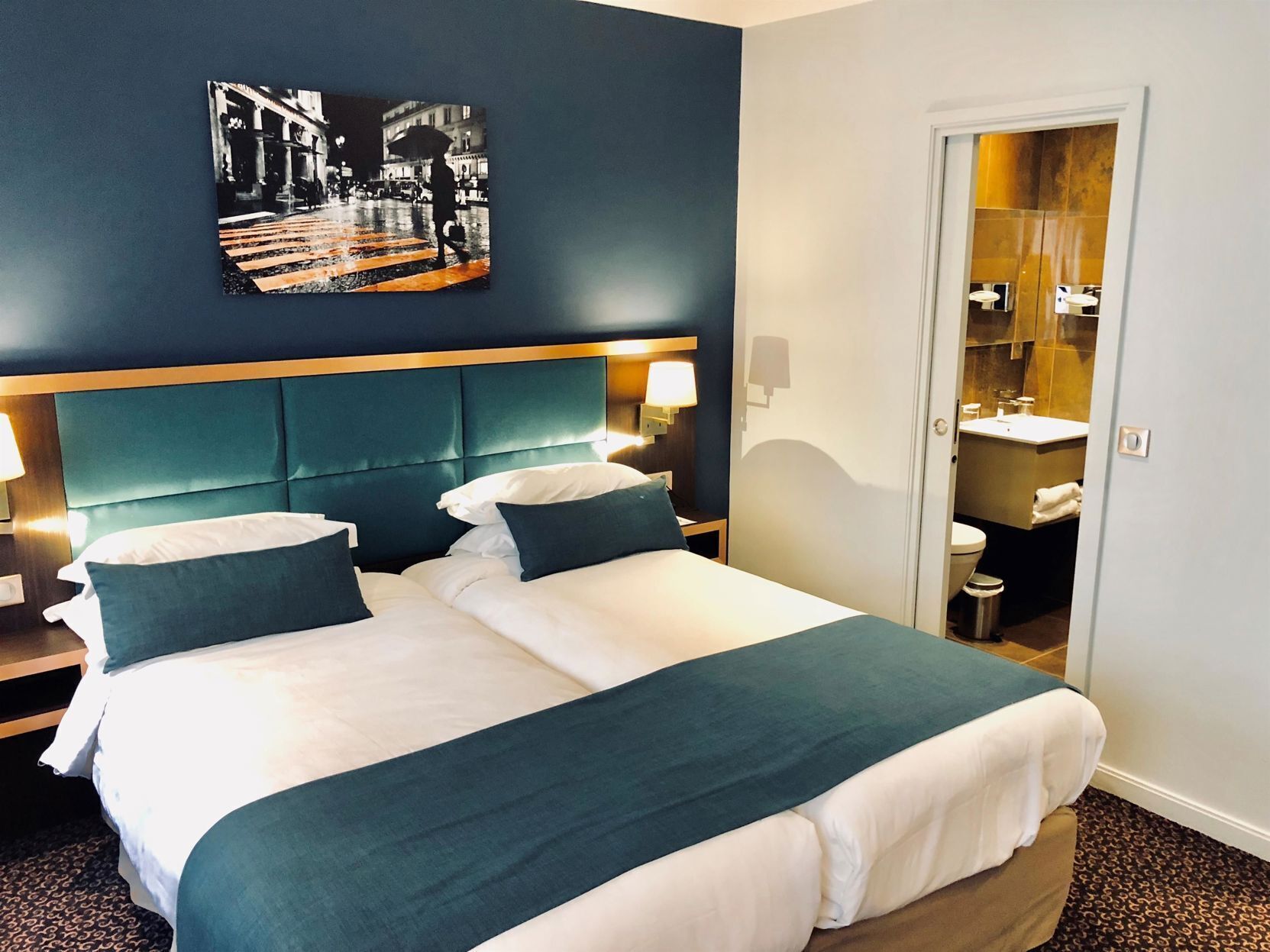 Ropa de cama de alta calidad y minibar 