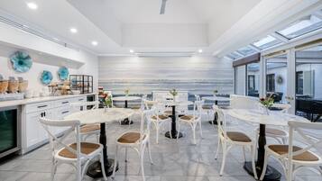 Desayuno continental diario (USD 15 por persona)