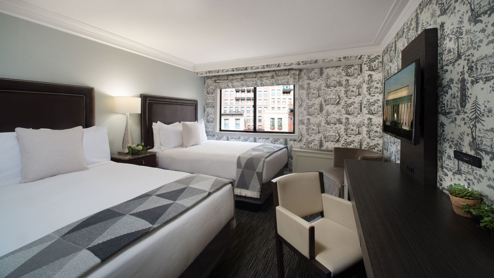 Sengetøy av topp kvalitet, safe på rommet og skrivebord