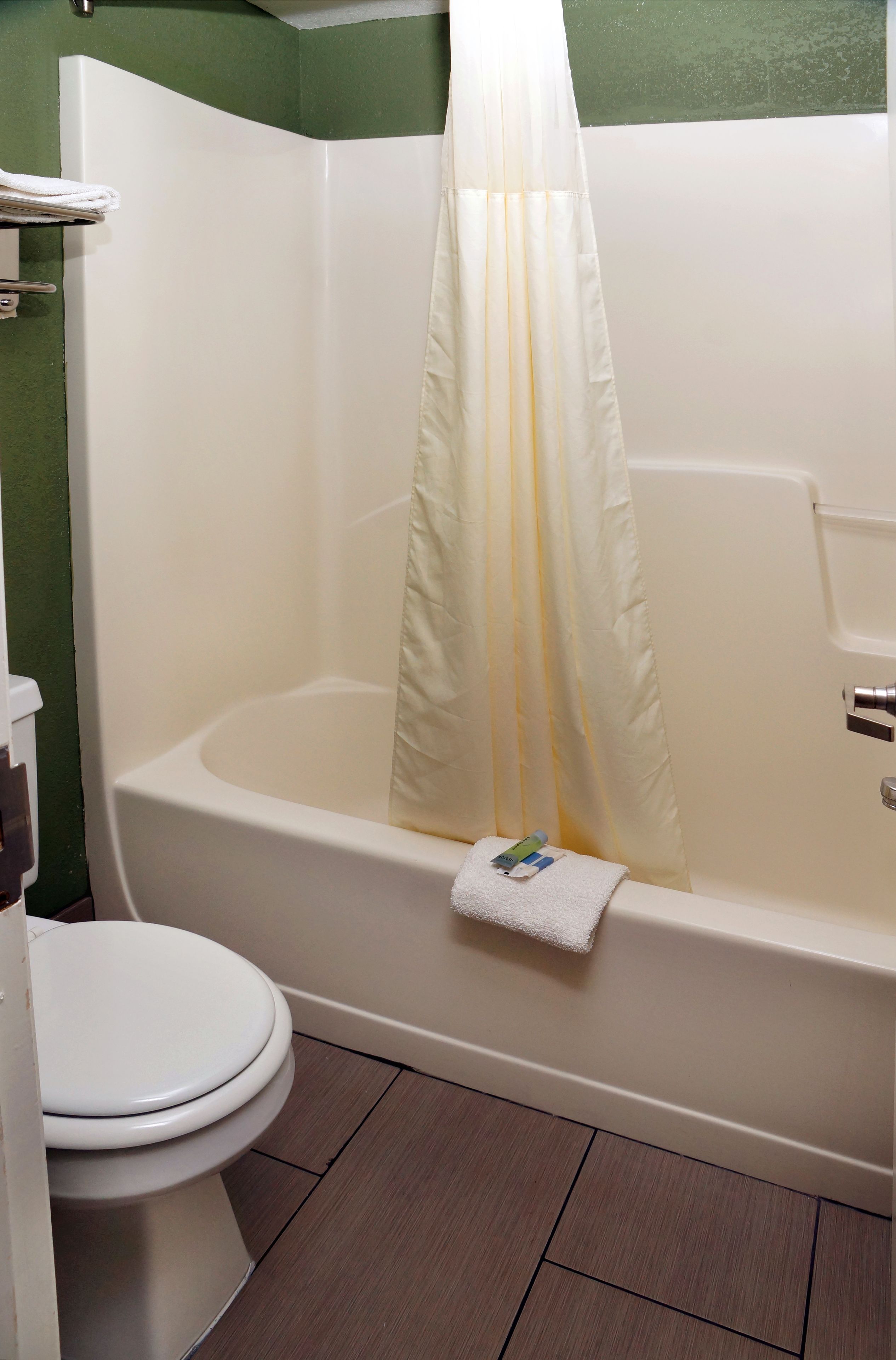 Chambre exécutive, 1 très grand lit (Non Smoking) | Salle de bain | Douche, douche cascade, séchoir à cheveux