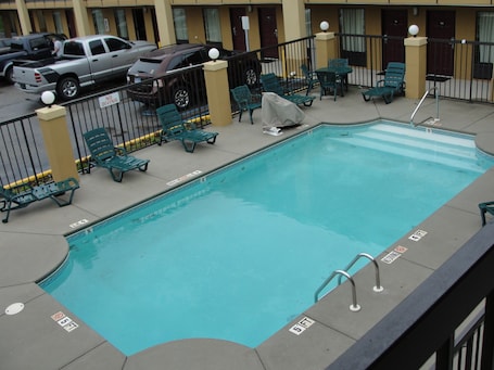 Seasonal outdoor pool. Executive Inn Opp