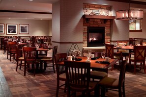 2 restaurants, breakfast, dinner served; American cuisine