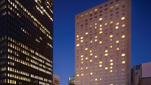 Ein Hotelgebäude der Marriott mit modernem Design, das einen markanten Eingang und zahlreiche Fenster aufweist.