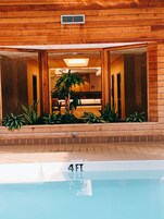 室内游泳池，05:00 至 00:00 开放，日光浴躺椅