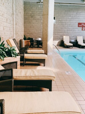 Piscine couverte, accès possible de 05 h 00 à minuit, chaises longues 