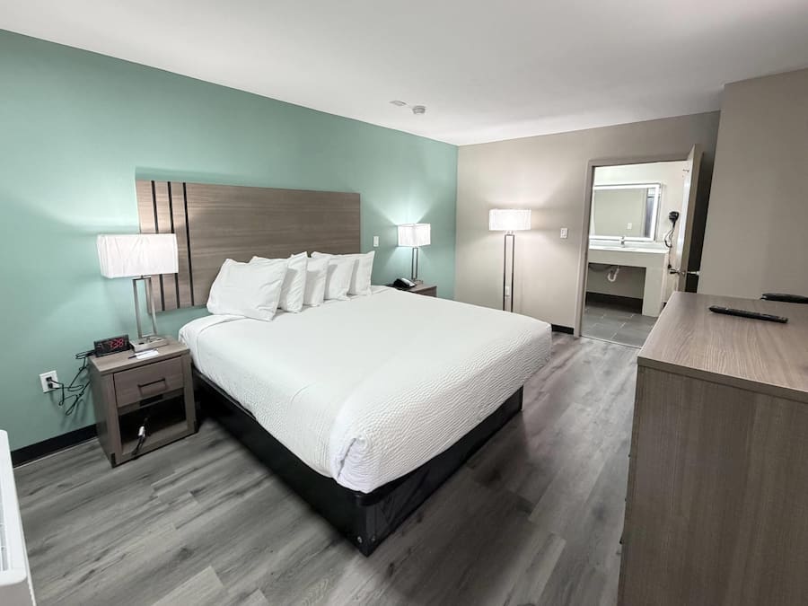 Zimmer, 1 King-Bett, barrierefrei, Nichtraucher (Roll-In Shower)