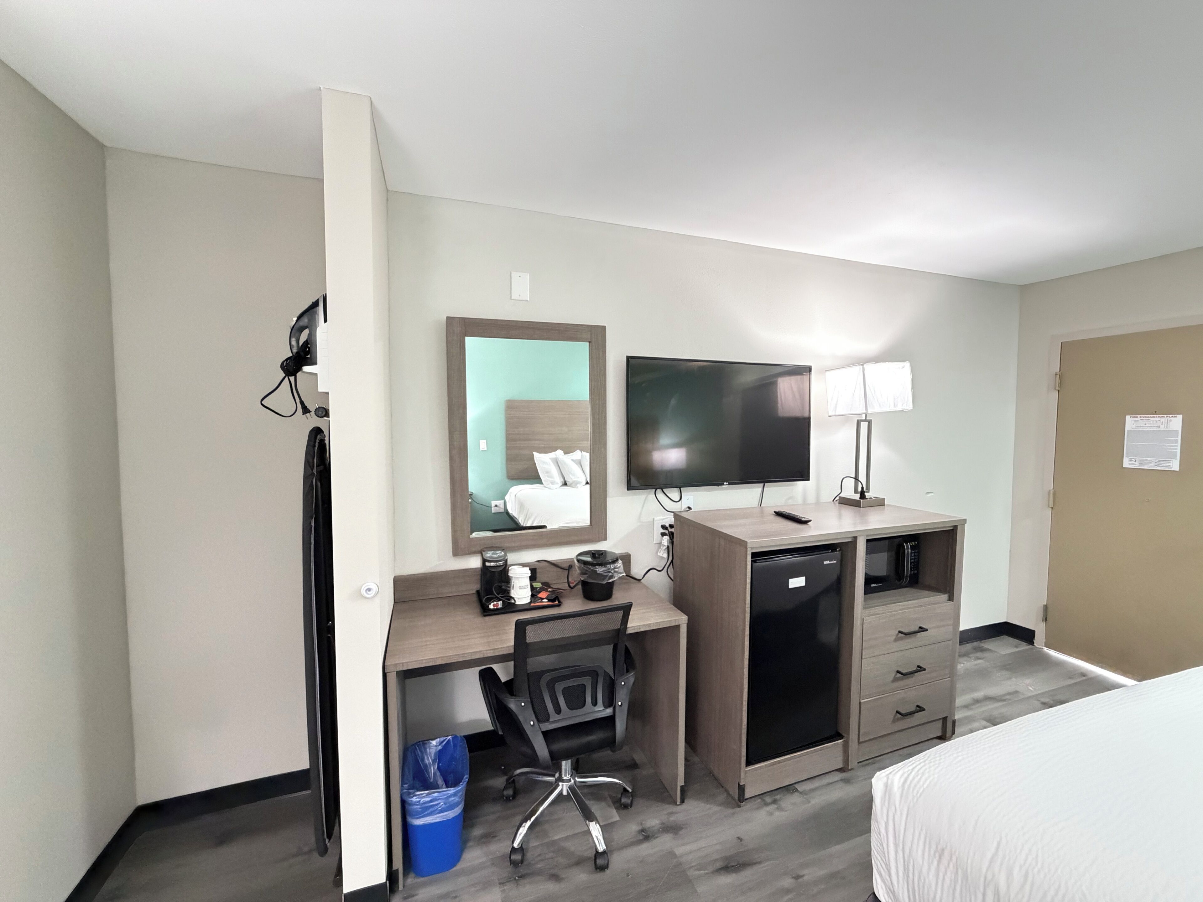 Room, 1 King Bed, Accessible, Non Smoking (Roll-In Shower)