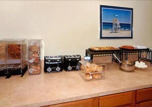 Breakfast area - Baymont by Wyndham Pensacola NAS Corry Area (Pensacola)