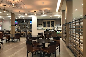 Restaurant - The Center Hotel Grand Rapids Airport (Grand Rapids)