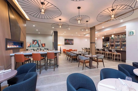 Restaurant. The Center Hotel Grand Rapids Airport