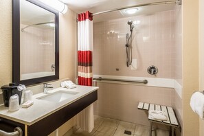 Habitación superior, 1 cama de matrimonio grande, no fumadores (Roll-In Shower) | Baño | Artículos de higiene personal gratuitos, toallas, jabón y champú