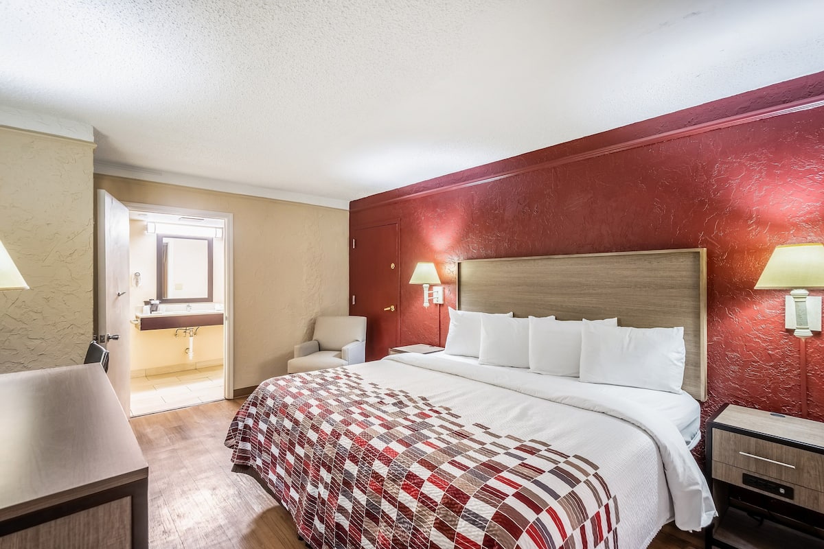Superior Room, 1 King Bed, Accessible, Non Smoking (Roll-In Shower) | Premium bedding, desk, laptop workspace, blackout drapes