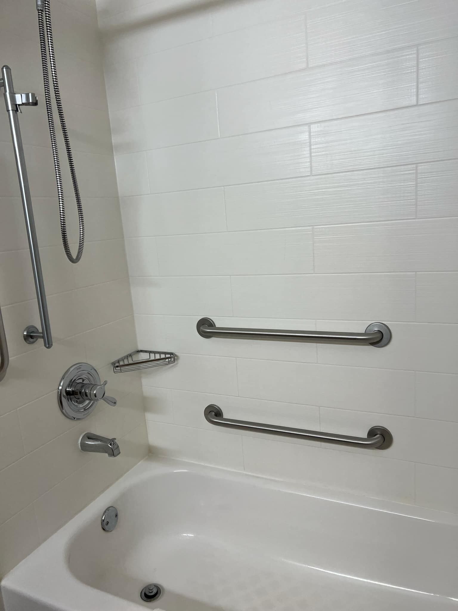 room, 1 king bed, accessible, non smoking | bathroom | combined shower/bathtub, hair dryer, towels