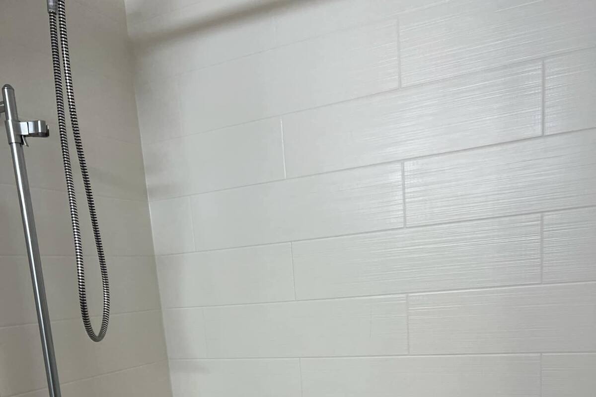 room, 1 king bed, accessible, non smoking | bathroom | combined shower/bathtub, hair dryer, towels