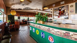 Déjeuner, dîner et souper servis sur place