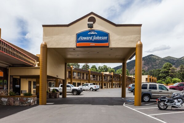 Property entrance - Howard Johnson by Wyndham Flagstaff (Flagstaff)