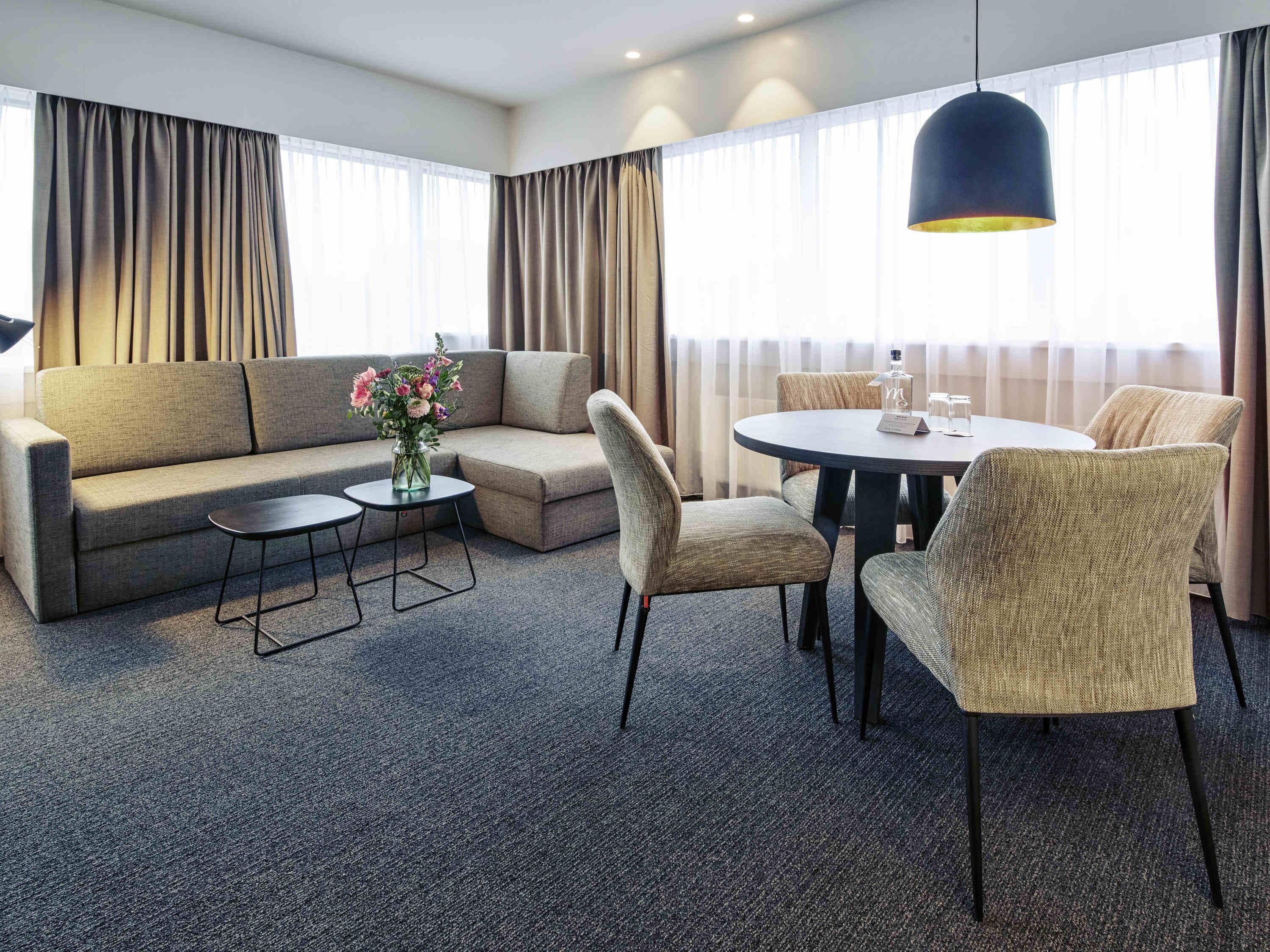 Executive Suite, 1 King Bed with Sofa bed | Minibar, desk, blackout curtains, soundproofing