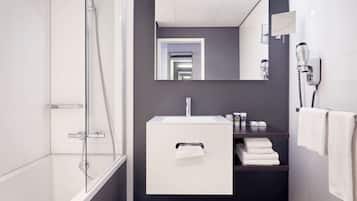 Milieuvriendelijke toiletartikelen, een haardroger, handdoeken