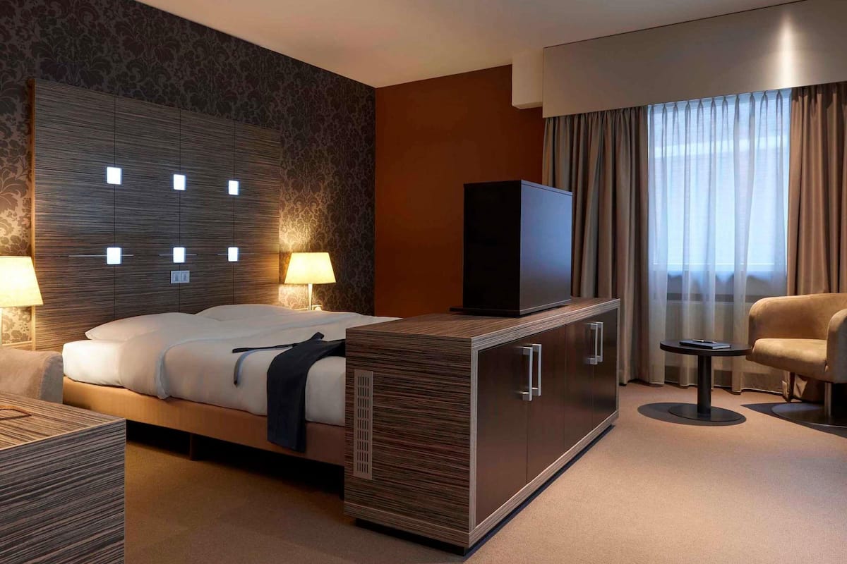 privilege, double room, 1 double bed | minibar, desk, blackout curtains, soundproofing