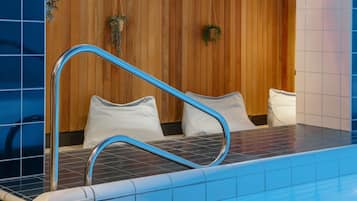 Kolam renang indoor, dengan kursi berjemur