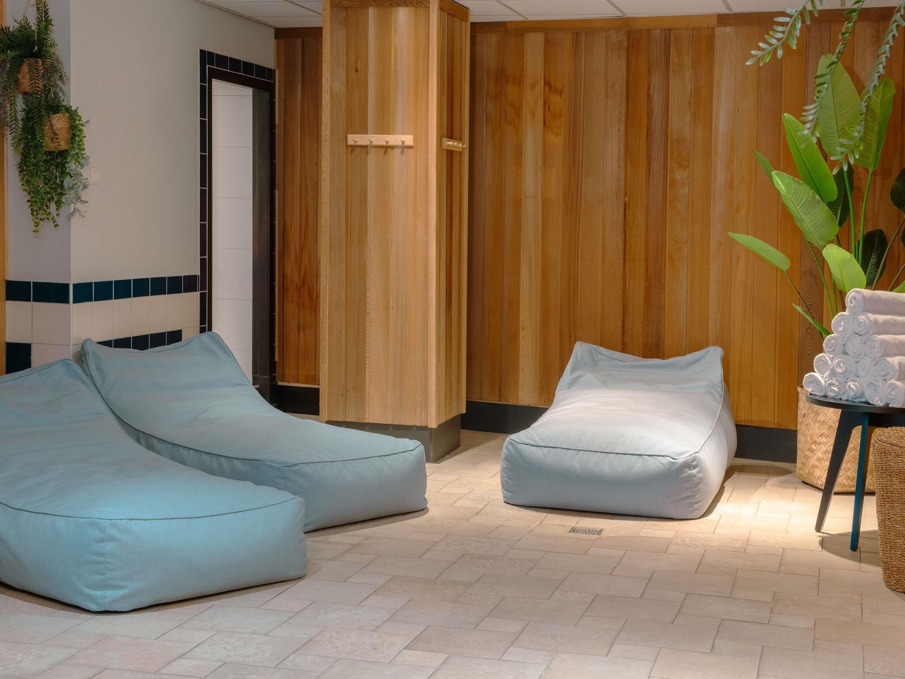 Piscine couverte, chaises longues