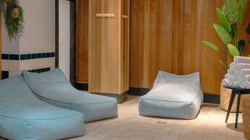 Piscine couverte, chaises longues
