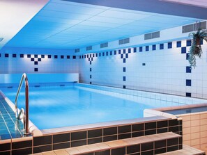 Indoor pool, sun loungers