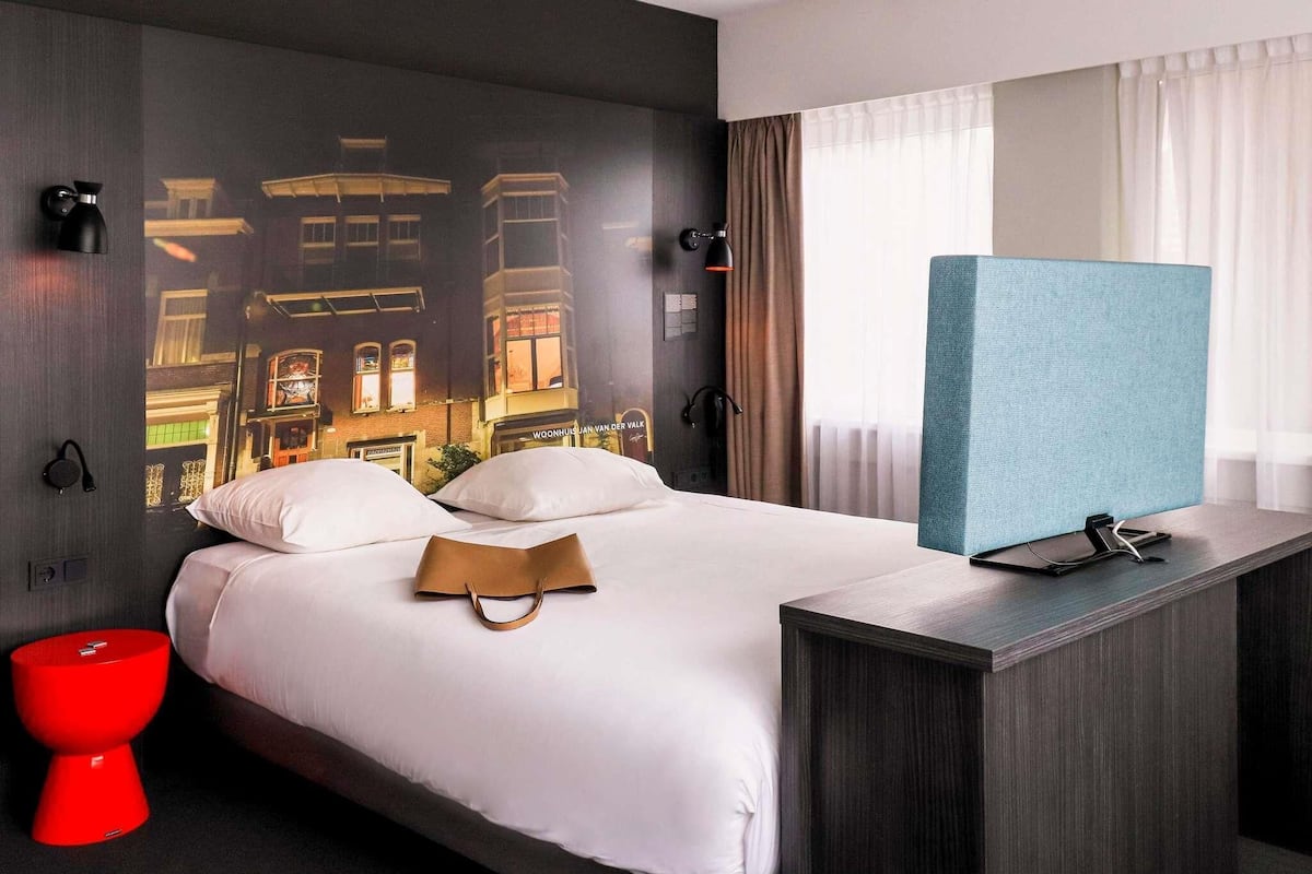 Privilege, Double Room, 1 Double Bed | Minibar, desk, blackout drapes, soundproofing