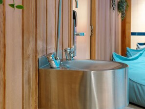 Indoor pool, pool loungers - Mercure Hotel Tilburg Centrum (Tilburg)