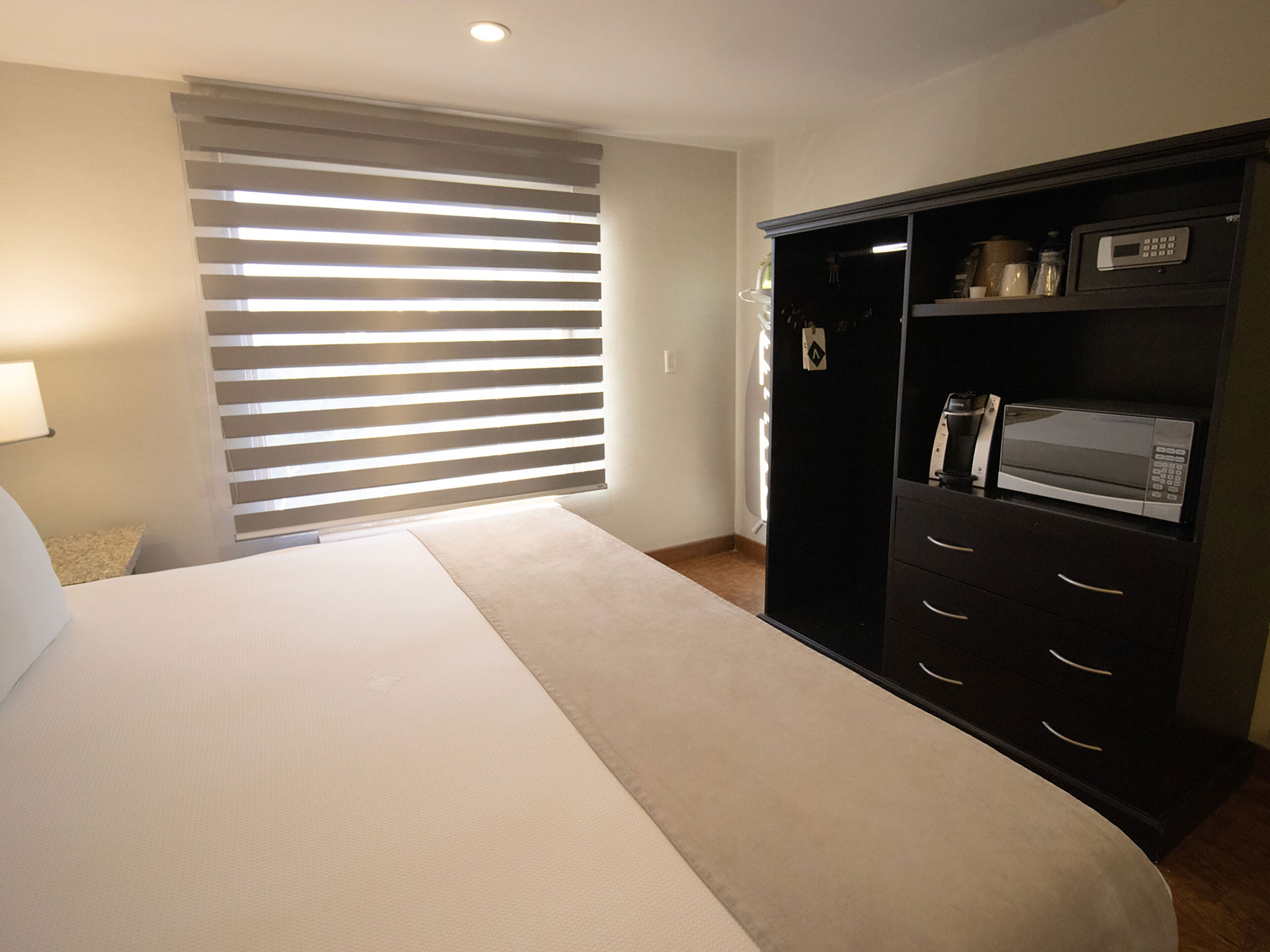 executive single room, 1 king bed | 1 bedroom, hypo-allergenic bedding, in-room safe, desk