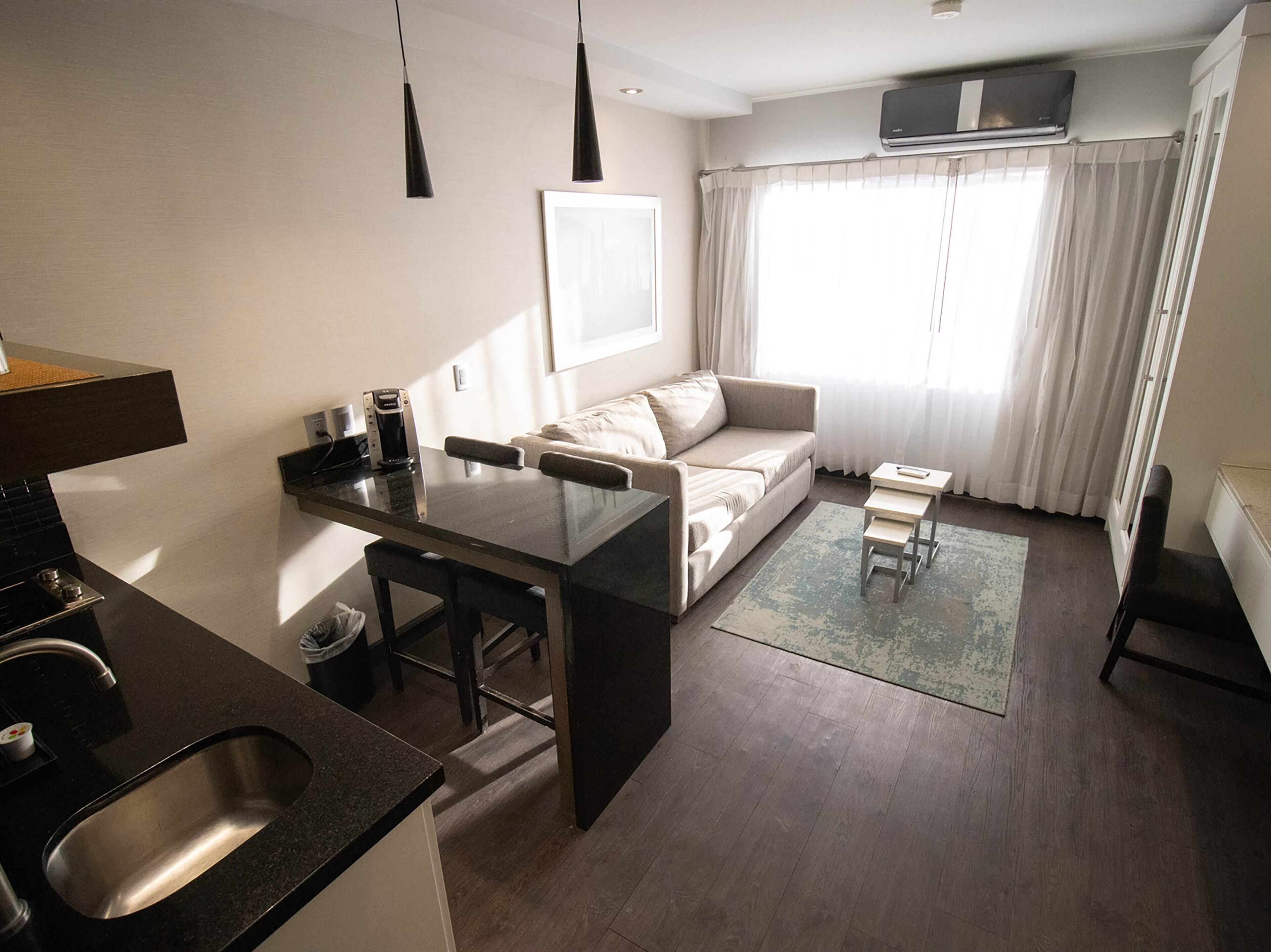 Executive Studio Suite | Hypo-allergenic bedding, in-room safe, desk, laptop workspace