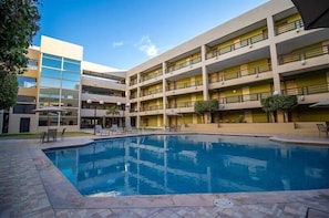 Outdoor pool, pool umbrellas, sun loungers - Araiza Hermosillo (Hermosillo)