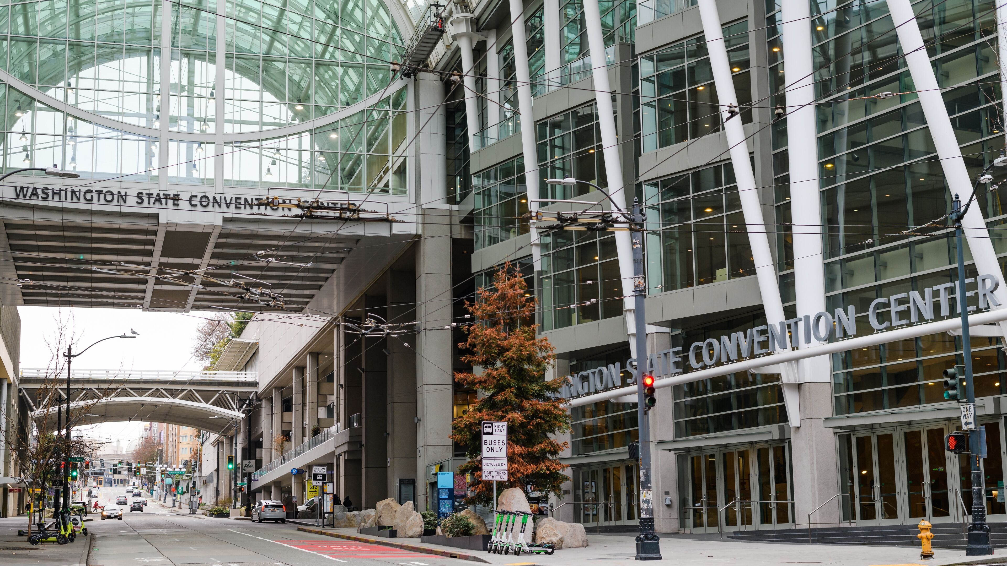 Un edificio moderno con facciata in vetro e un cartello con la scritta 'Washington State Convention Center'.