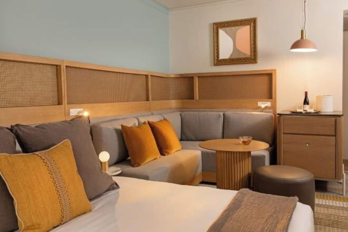 Ropa de cama hipoalergénica, minibar, caja fuerte y escritorio