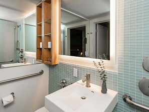 Dusche, Designer-Toilettenartikel, Haartrockner, Bademäntel