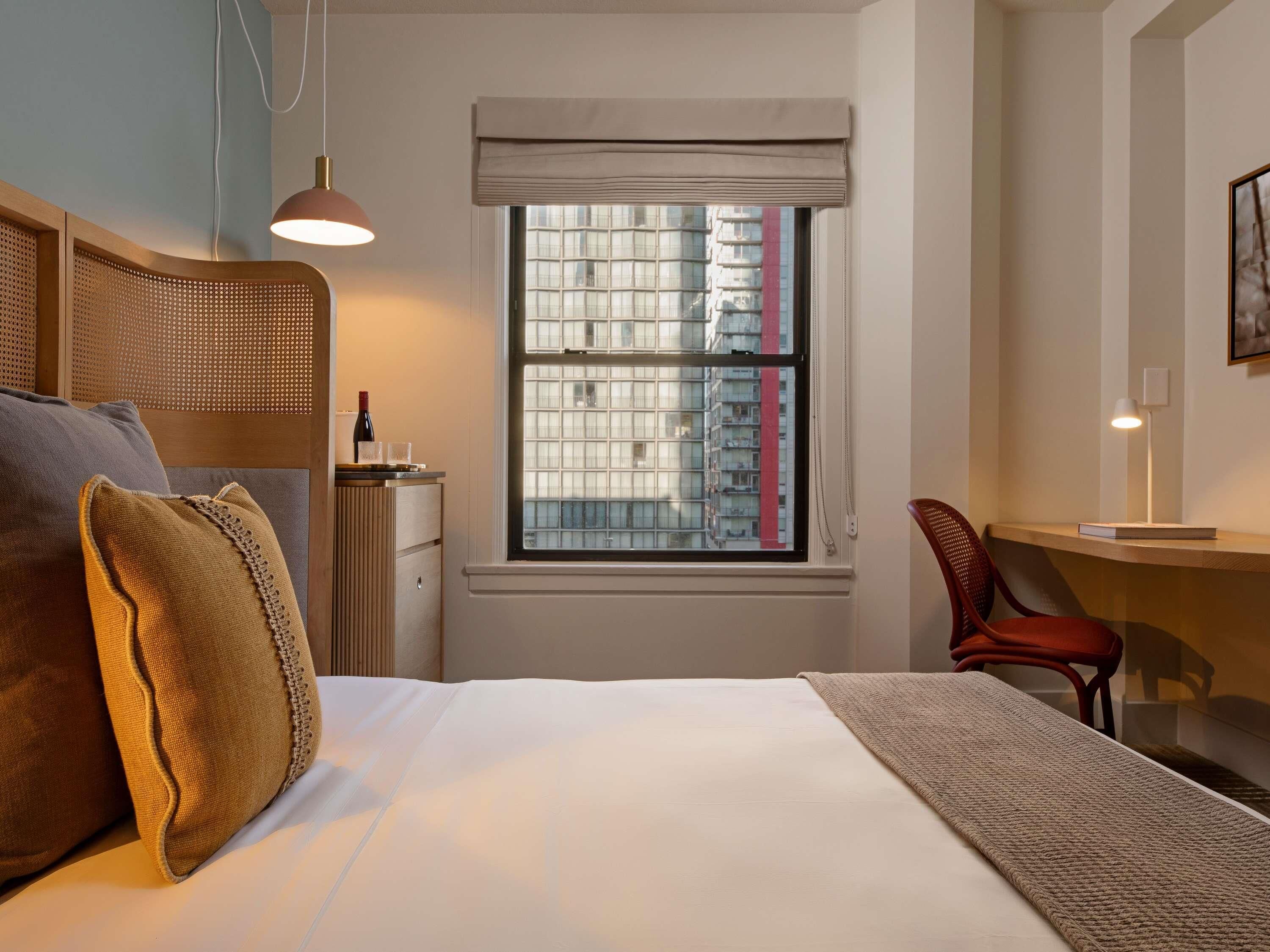 经典客房, 1 张大床 | 防过敏的被褥、迷你吧、客房内保险箱、办公桌