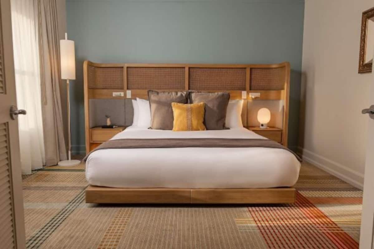 Ropa de cama hipoalergénica, minibar, caja fuerte y escritorio