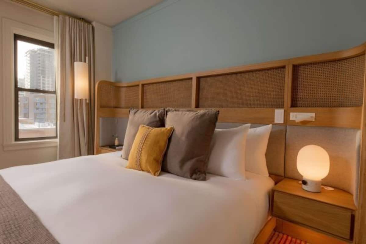 Ropa de cama hipoalergénica, minibar, caja fuerte y escritorio