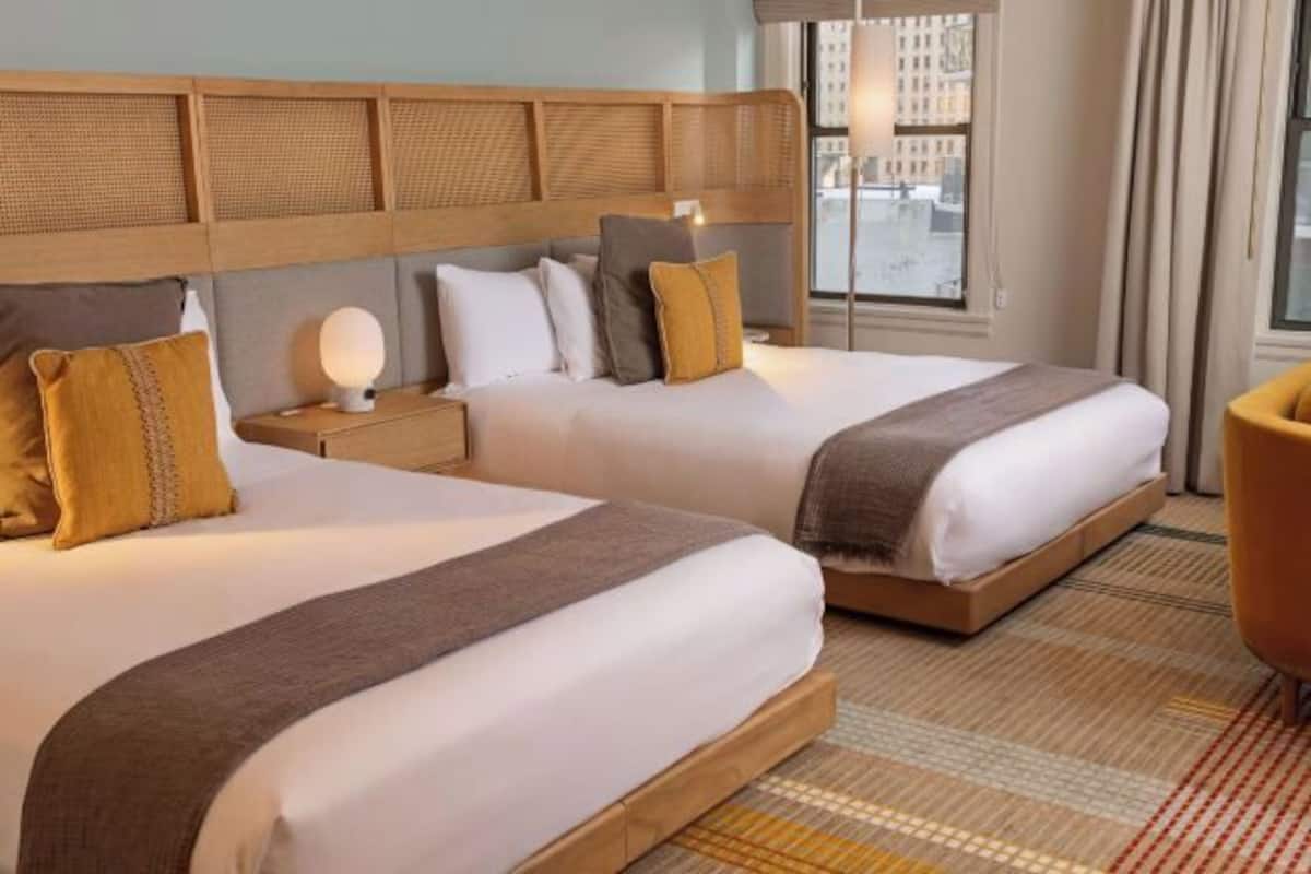 Ropa de cama hipoalergénica, minibar, caja fuerte y escritorio