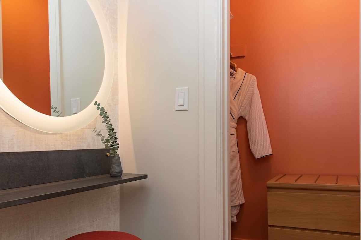 Hypo-allergenic bedding, minibar, in-room safe, desk